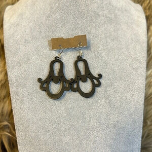 Cute little pair of dangle earrings.​very lightweight.​